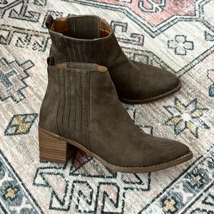 Universal thread booties! Size 6 1/2.